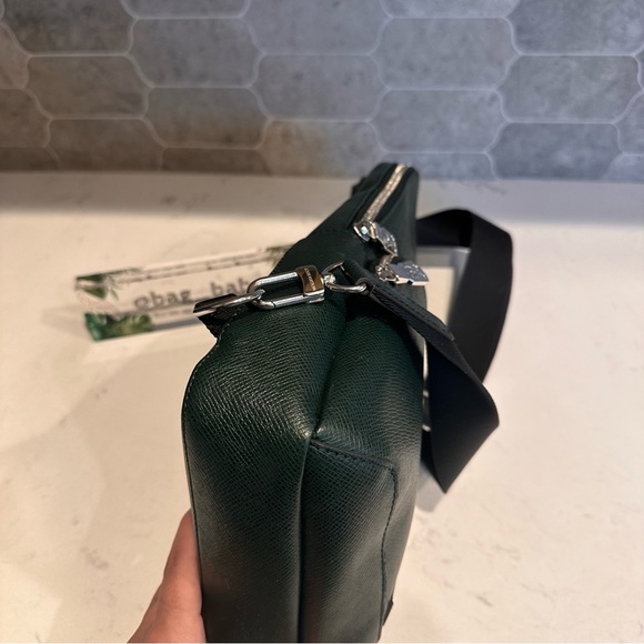 Louis Vuitton Avenue SlingBag Tiaga Leather Green - Picture 7 of 16